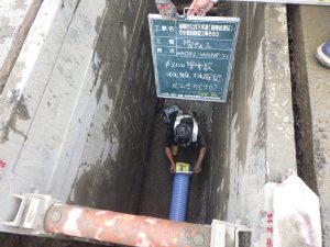 写真６　開削部施工状況-２工区（管布設状況）